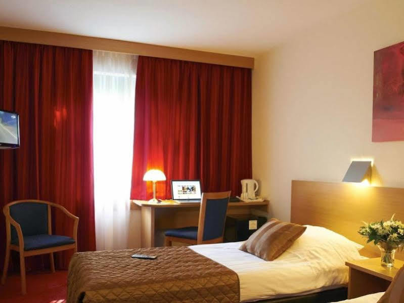 Bastion Hotel Düsseldorf Neuss Exterior foto